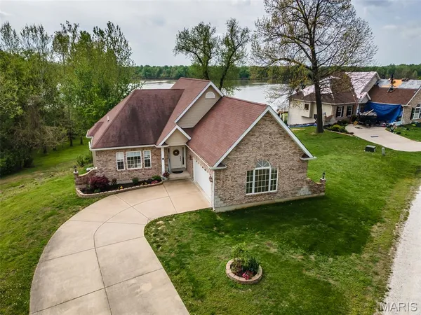 $294,900 | 25 Brickyard Drive, Golden Eagle, IL 62036