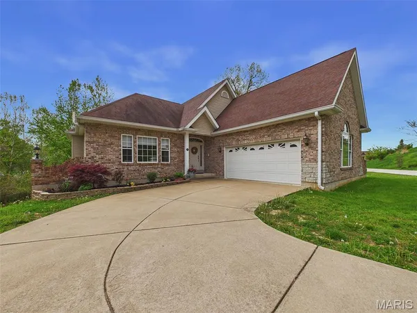 $294,900 | 25 Brickyard Drive, Golden Eagle, IL 62036