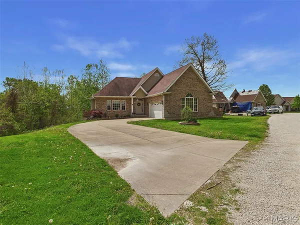 $294,900 | 25 Brickyard Drive, Golden Eagle, IL 62036