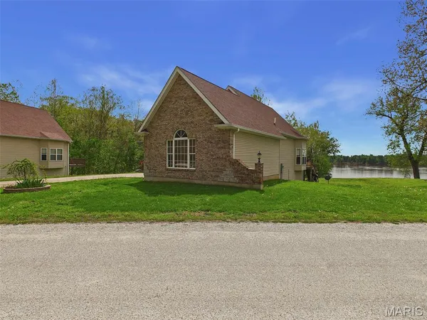 $294,900 | 25 Brickyard Drive, Golden Eagle, IL 62036