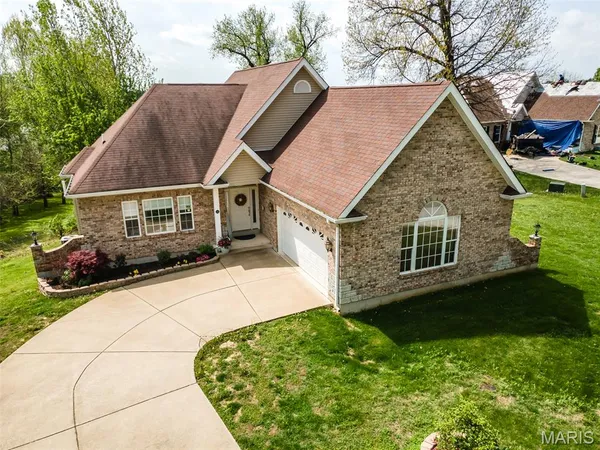 $294,900 | 25 Brickyard Drive, Golden Eagle, IL 62036