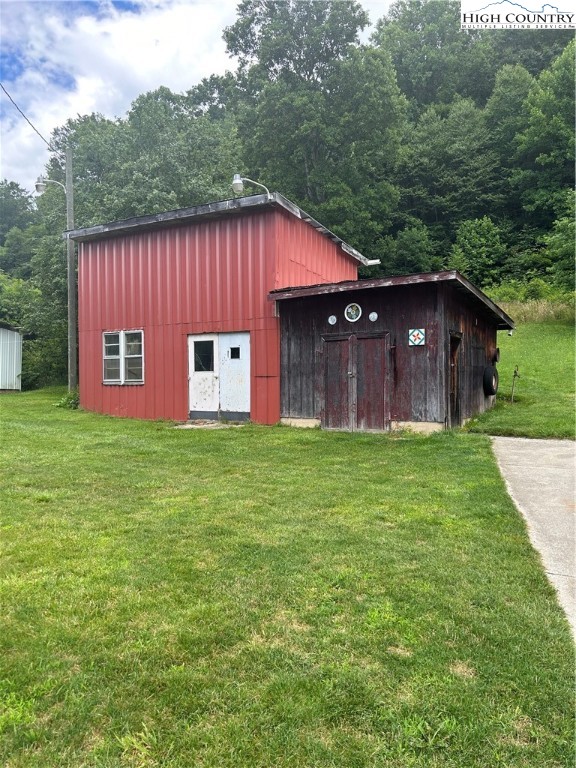 294 Walter Blevins Road Lansing, NC 28643 - Photo 11 of 15 a backyard of a house with lots of green space