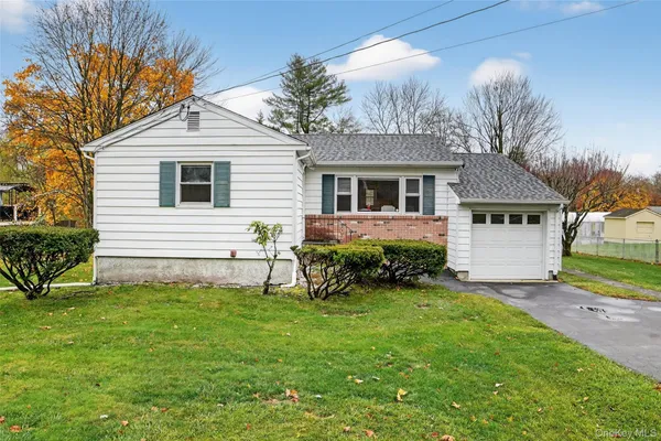 a view of a house with a yard