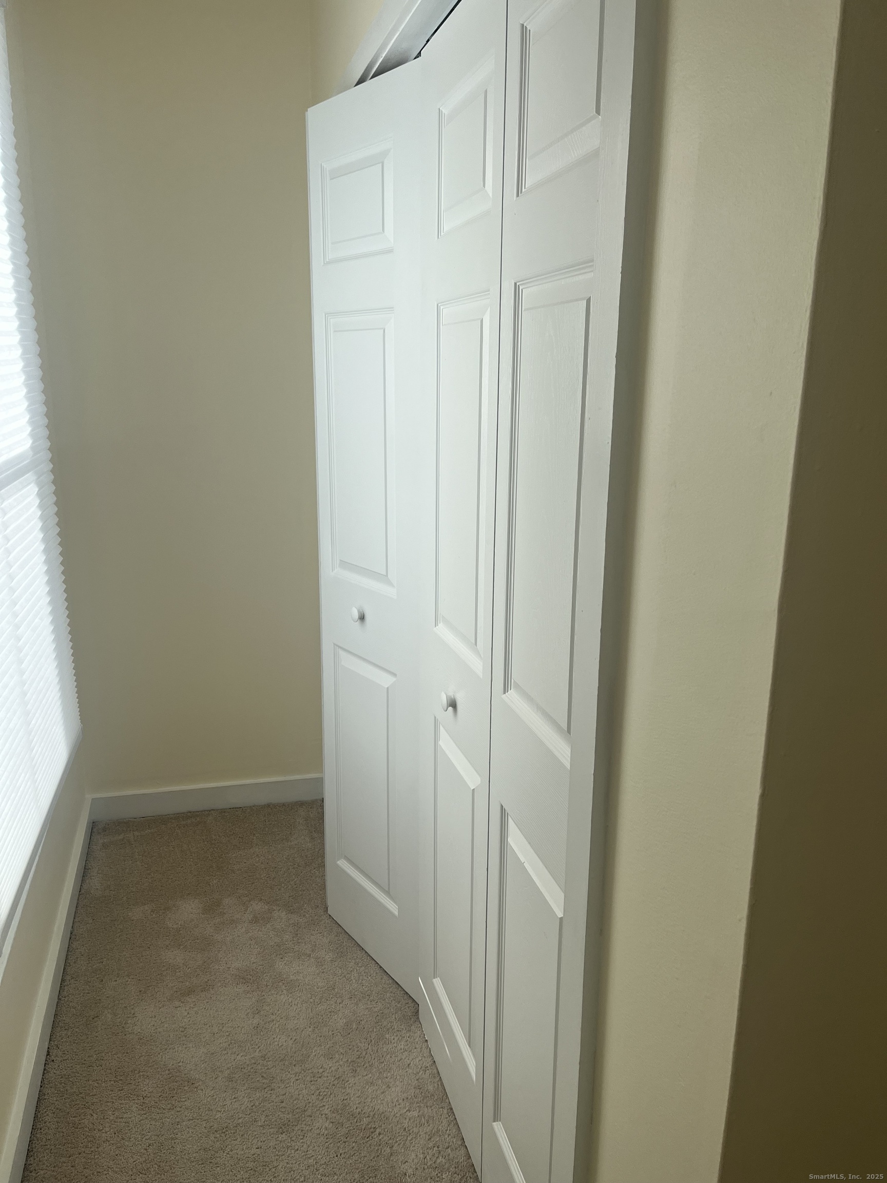 896 Quinnipiac Avenue, Unit 3 New Haven, CT 06513 - Photo 11 of 38 an empty room with windows