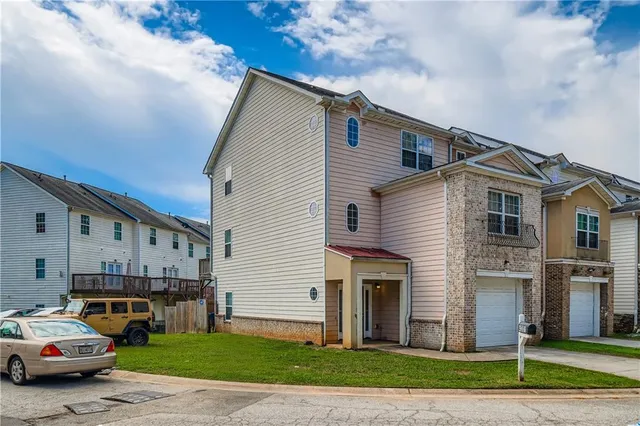a white building that has a lots of windows in it