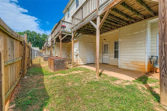 a view of a house with backyard