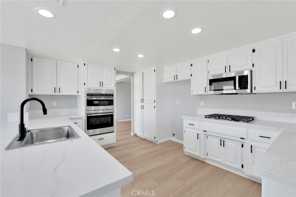 16731 Iwa Road Apple Valley, CA 92307 - Photo 17 of 70