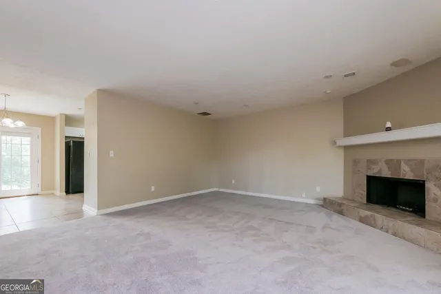 a view of empty room with window