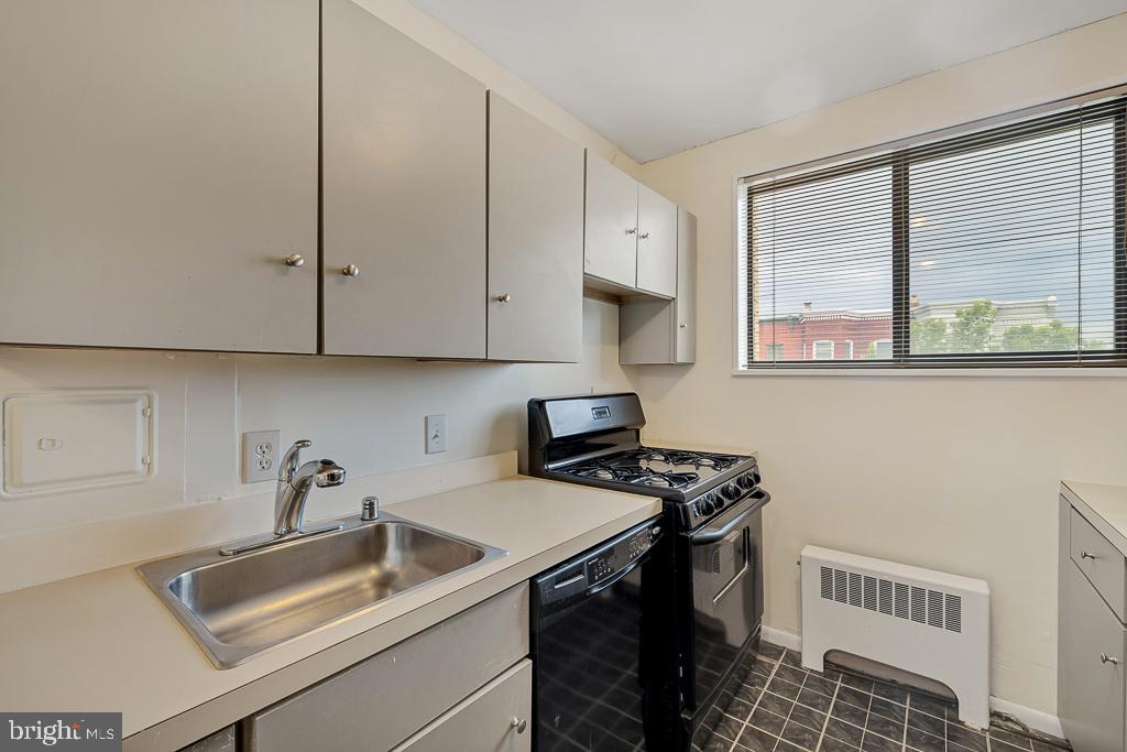 305 C Street Northeast, Unit 302 Washington, DC 20002 - Photo 8 of 26 Kitchen