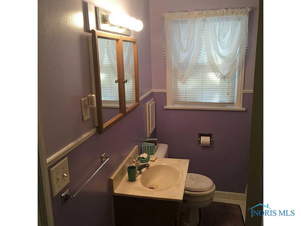 3564 Bellevue Road Toledo, OH 43613 - Photo 10 of 17 Full Bath.