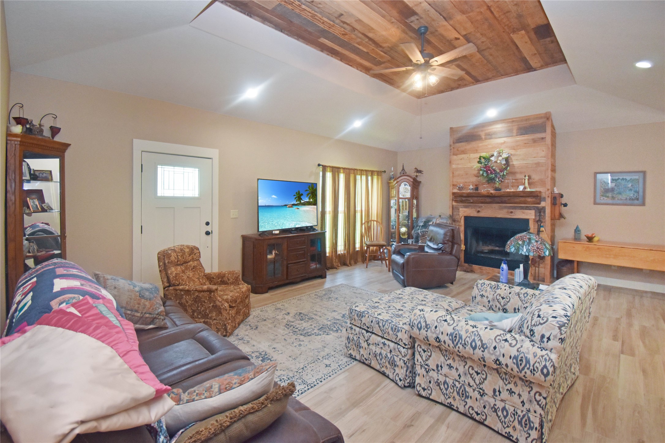 115 Pr 5250 Warren, TX 77664 - Photo 2 of 21 a living room with furniture a fireplace and a chandelier