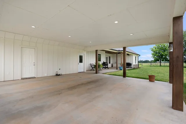 a view of a house with backyard and tree