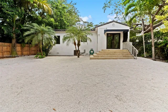 a view of a house with yard and porch