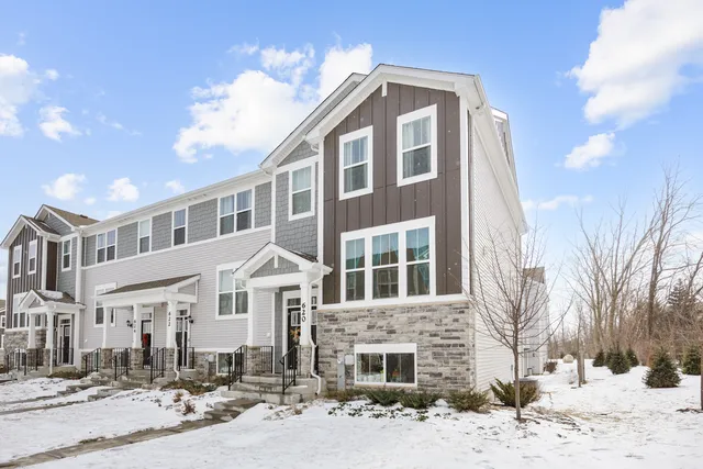 $3,095 | 620 Wolverine Drive, Aurora, IL 60502