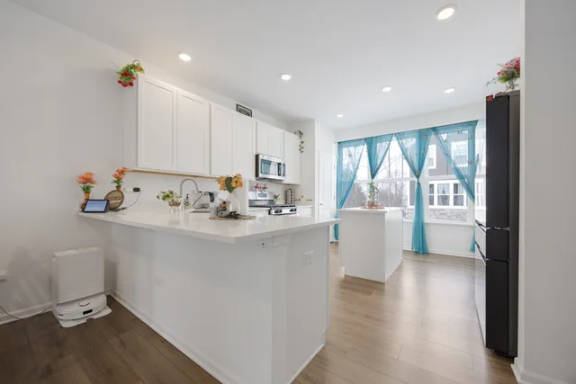 $3,095 | 620 Wolverine Drive, Aurora, IL 60502