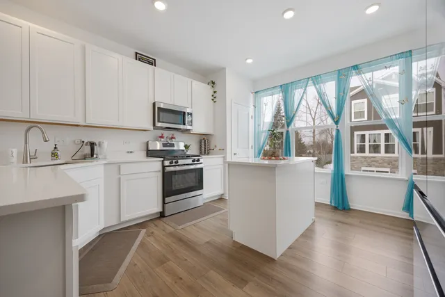 $3,095 | 620 Wolverine Drive, Aurora, IL 60502