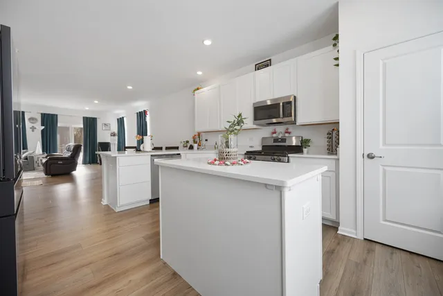 $3,095 | 620 Wolverine Drive, Aurora, IL 60502