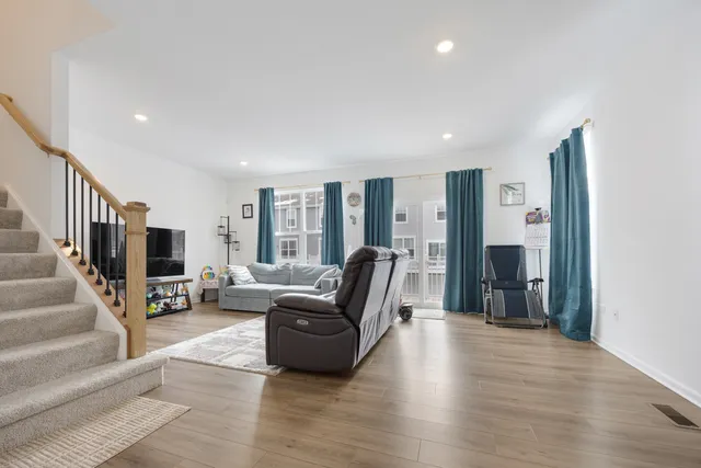 $3,095 | 620 Wolverine Drive, Aurora, IL 60502