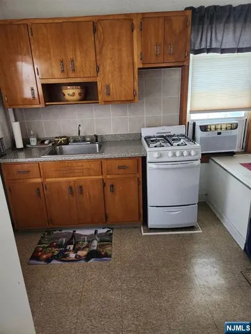 $1,700 | 272 Castle Terrace, Lyndhurst, NJ 07071