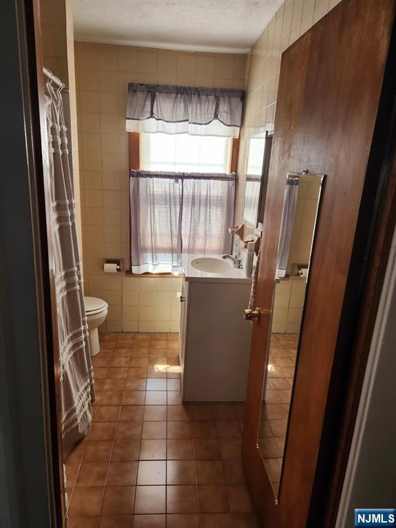 272 Castle Terrace Lyndhurst, NJ 07071 - Photo 8 of 10