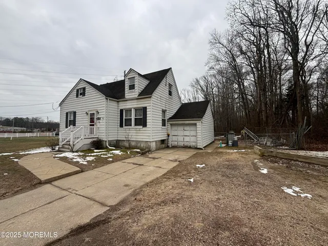 a view of a house with backyard