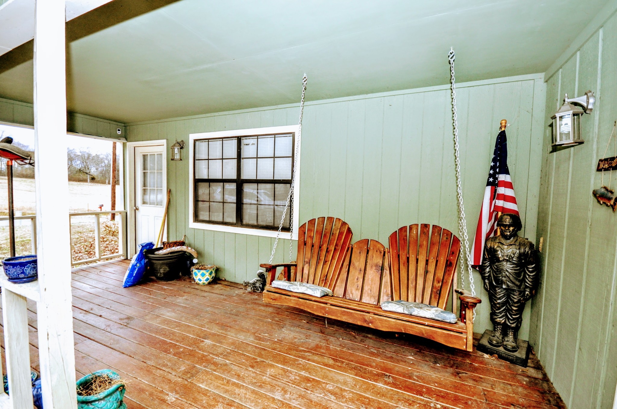 290 Lakeview Manor Road Springville, TN 38256 - Photo 28 of 36 a living room with furniture and a window