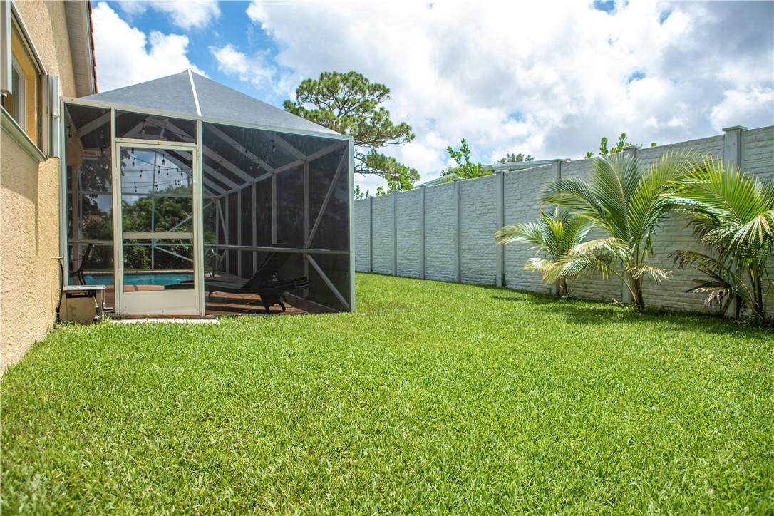 108 West Lee Road Delray Beach, FL 33445 - Photo 29 of 32 a garden view with a sitting space