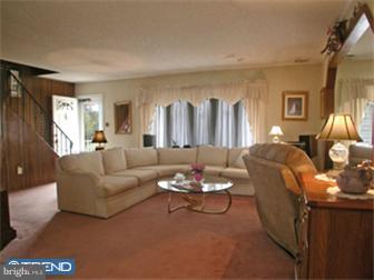 45 Candytuft Road Levittown, PA 19057 - Photo 4 of 12 Living Room