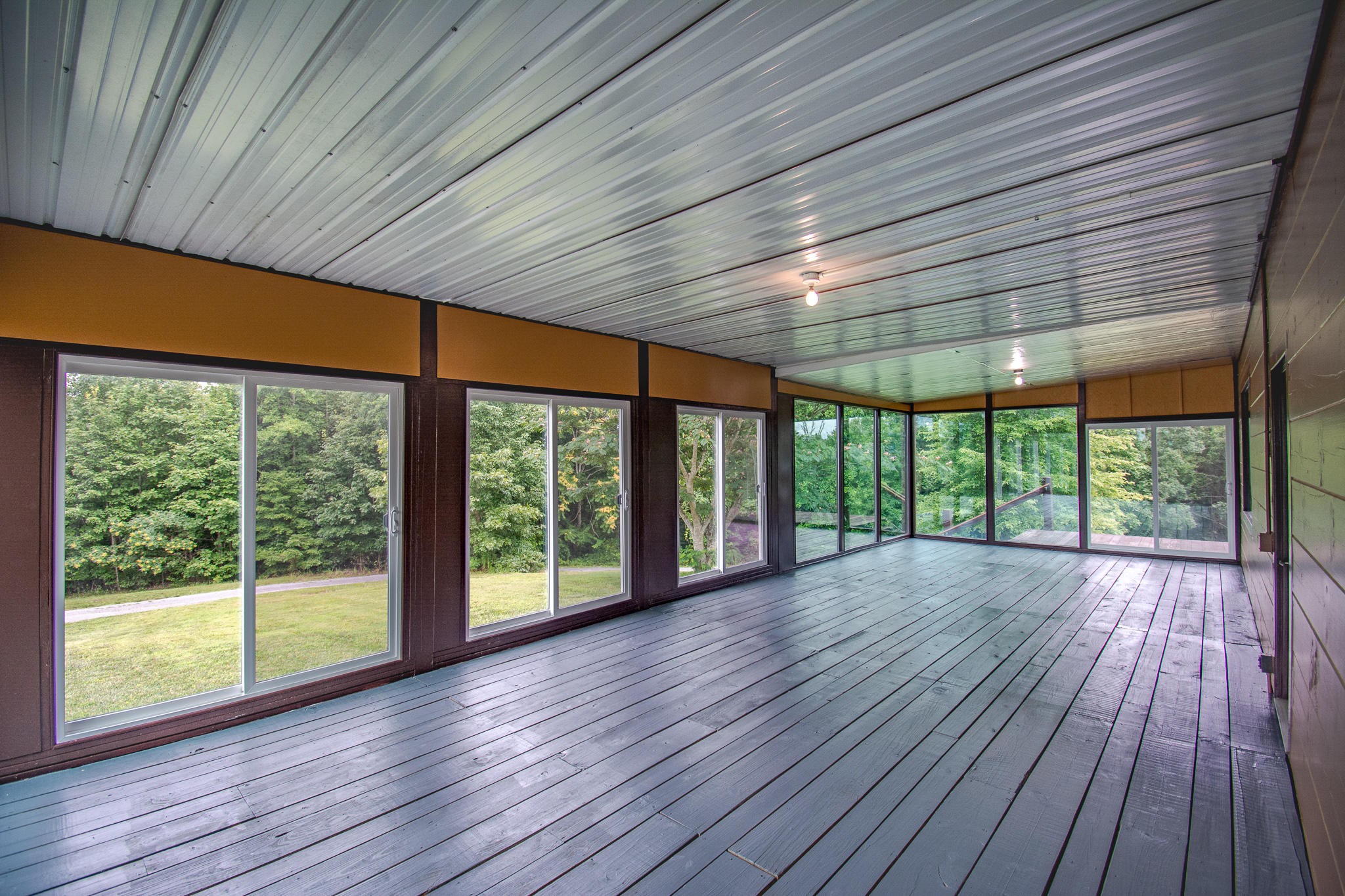 3600 Lynn Road Philadelphia, TN 37846 - Photo 33 of 37 a big room with wooden floors and balcony
