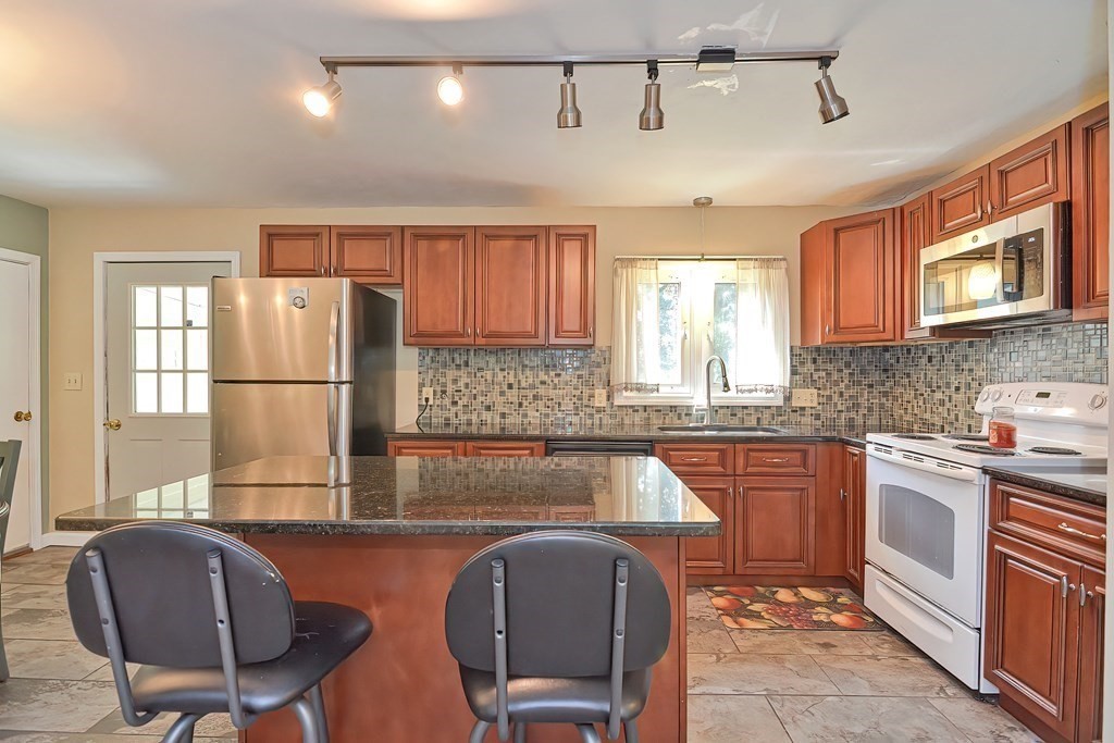 7 Ridge Drive Dudley, MA 01571 - Photo 6 of 34 Gallery Image 6