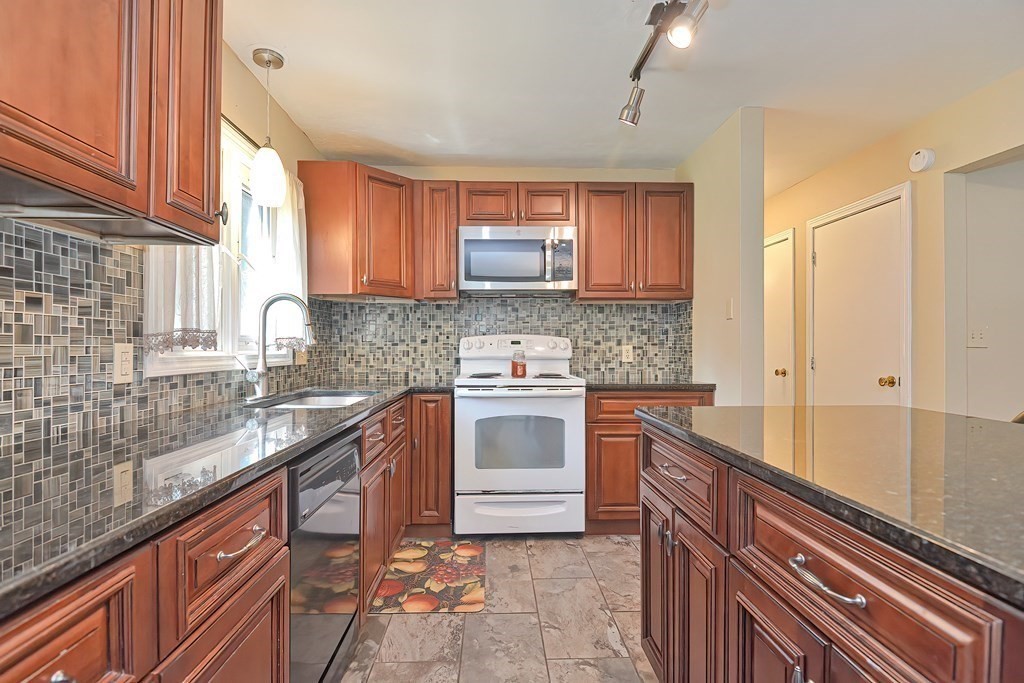 7 Ridge Drive Dudley, MA 01571 - Photo 9 of 34 Gallery Image 9