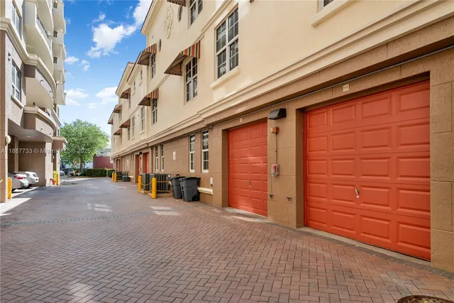 $550,000 | 3232 Southwest 22nd Terrace, Unit TH 115, Miami, FL 33145