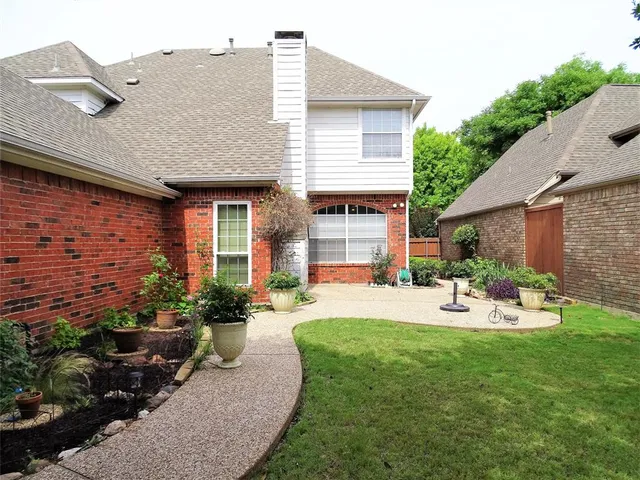 a view of a house with backyard and sitting area