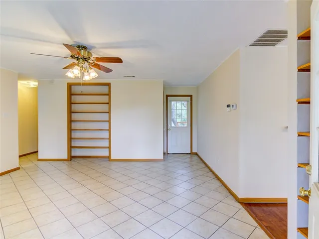 a view of a livingroom with closet