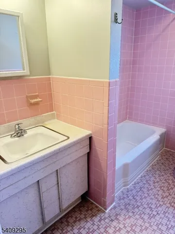 $2,100 | 172 Kanouse Street, Unit 2, Boonton, NJ 07005