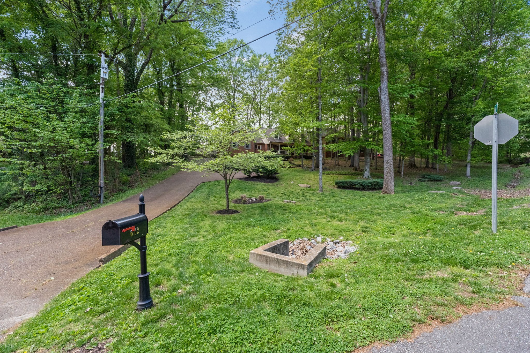 612 Fairway Trail Springfield, TN 37172 - Photo 43 of 50 a backyard of a house with table and chairs