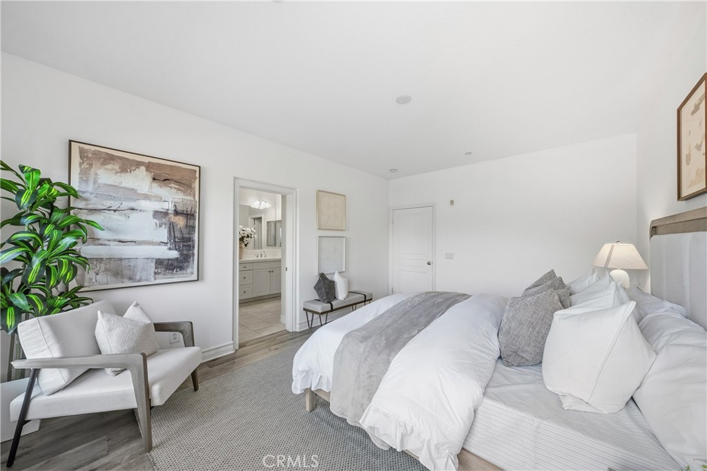 123 Chantilly Irvine, CA 92620 - Photo 18 of 31 a bedroom with a bed and a couch