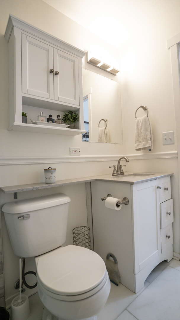 4660 North Spaulding Avenue, Unit 3 Chicago, IL 60625 - Photo 21 of 29 a bathroom with a toilet a sink and mirror