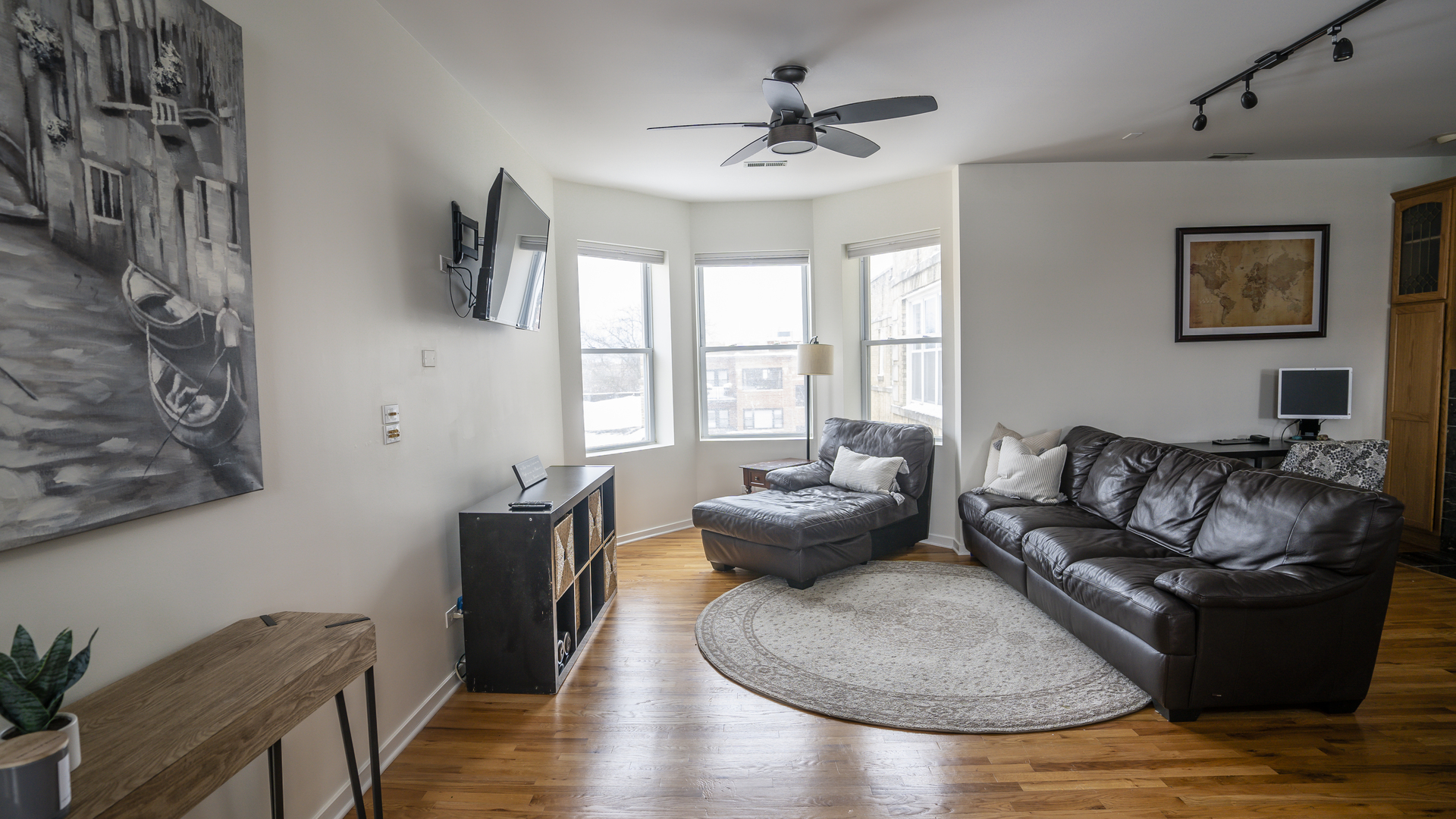 4660 North Spaulding Avenue, Unit 3 Chicago, IL 60625 - Photo 5 of 29 a living room with furniture and a large window