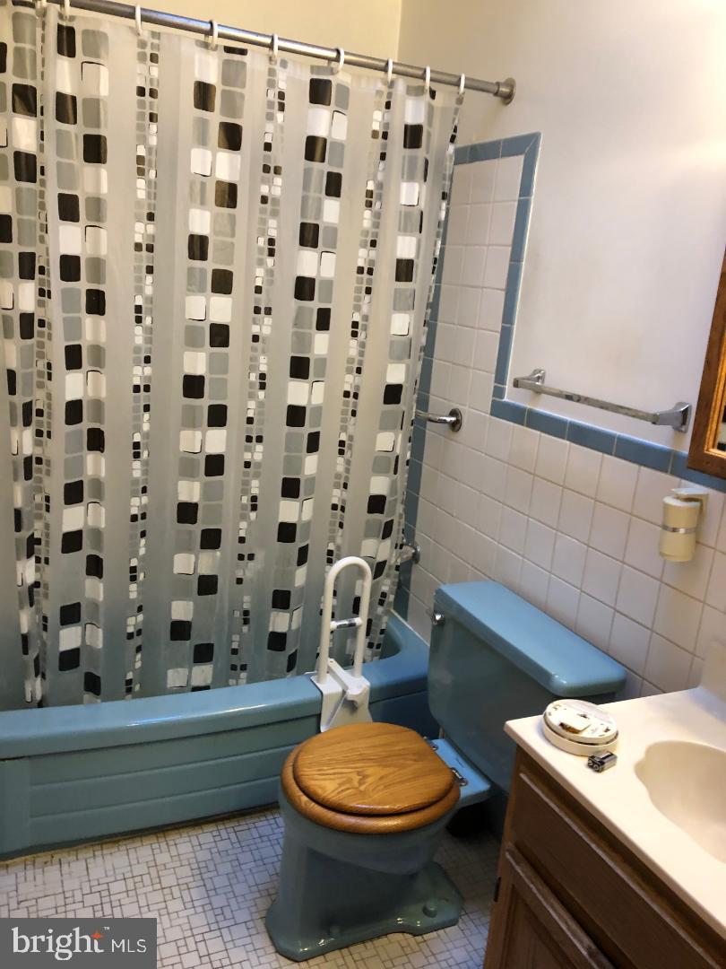 12014 Covert Road Philadelphia, PA 19154 - Photo 11 of 15 Bathroom