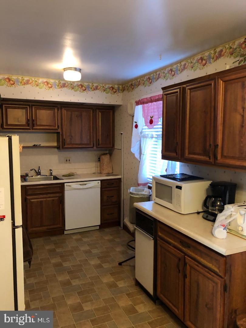 12014 Covert Road Philadelphia, PA 19154 - Photo 6 of 15 Kitchen