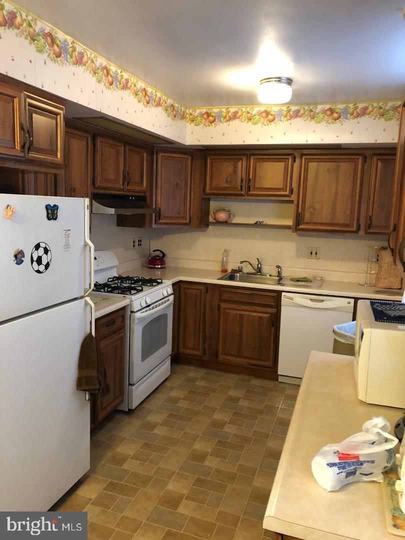 12014 Covert Road Philadelphia, PA 19154 - Photo 7 of 15 Kitchen