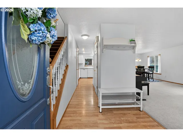 a view of entryway with livingroom