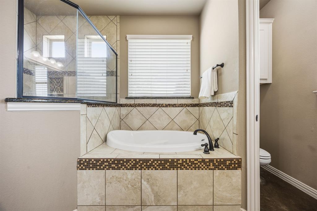 6621 Singleton Road Midlothian, TX 76065 - Photo 18 of 32 Jetted tub.