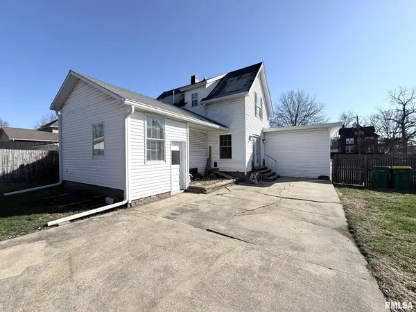 $159,900 | 696 North Academy Street, Galesburg, IL 61401
