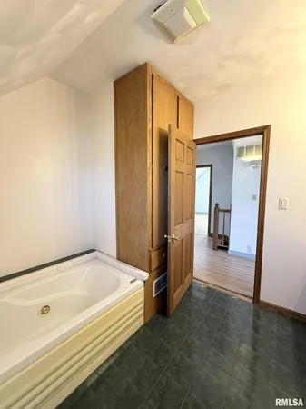 $159,900 | 696 North Academy Street, Galesburg, IL 61401