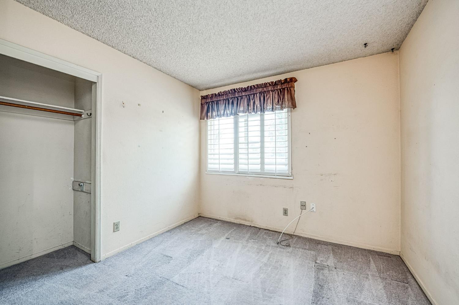 491 West Indianapolis Avenue Clovis, CA 93612 - Photo 14 of 32 a view of an empty room with a window