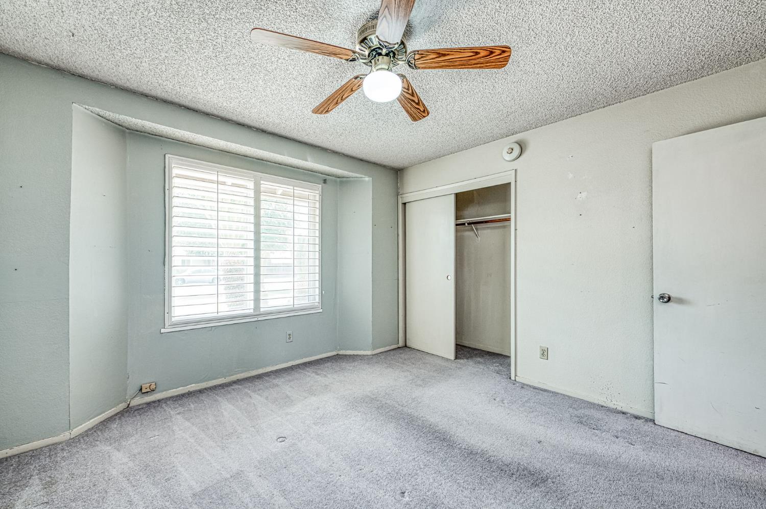 491 West Indianapolis Avenue Clovis, CA 93612 - Photo 17 of 32 a view of an empty room with a window