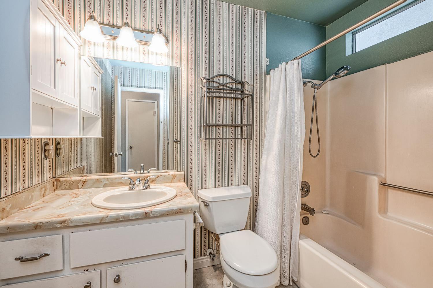 491 West Indianapolis Avenue Clovis, CA 93612 - Photo 18 of 32 a bathroom with a sink toilet and shower