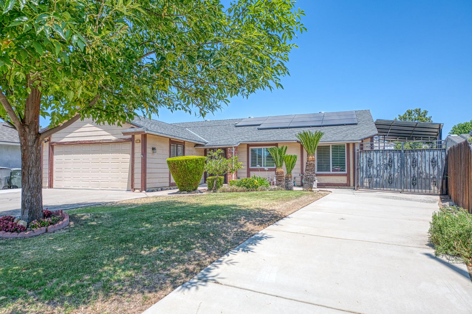 491 West Indianapolis Avenue Clovis, CA 93612 - Photo 2 of 32 a front view of a house with a yard and potted plants